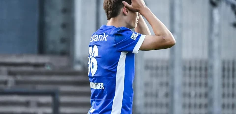 Joueur tenant sa tête sur le terrain de football