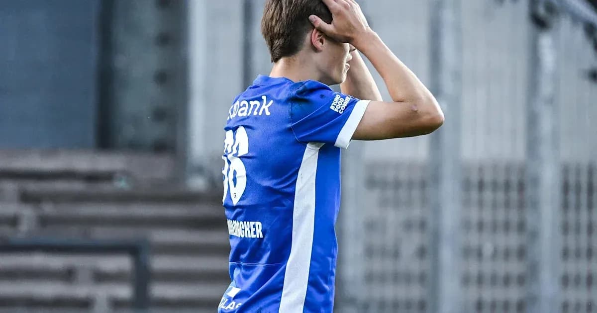 Joueur tenant sa tête sur le terrain de football