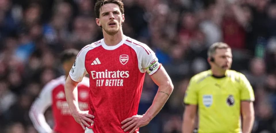 Joueur d'Arsenal avec le maillot rouge sur le terrain