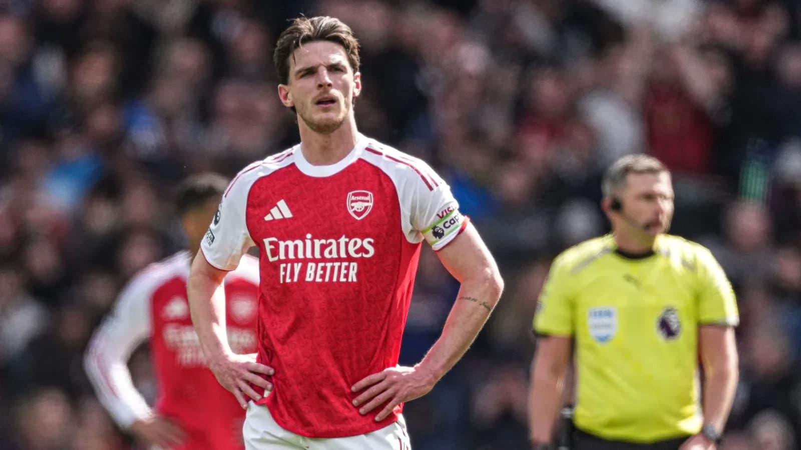 Joueur d'Arsenal avec le maillot rouge sur le terrain