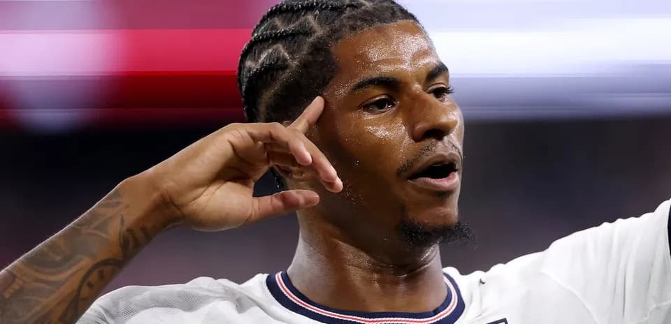 Joueur célébrant un but avec un geste de la main