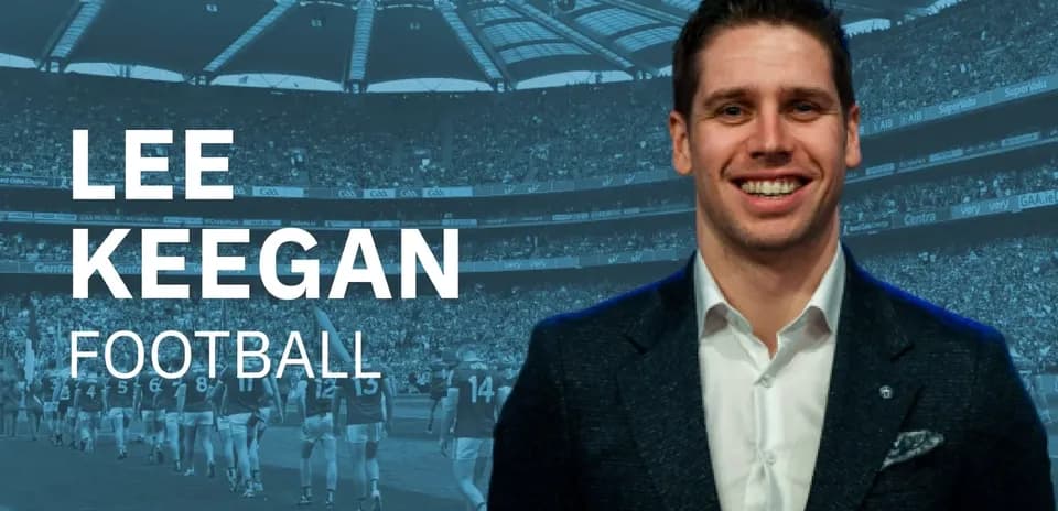 Lee Keegan posant devant un stade de football