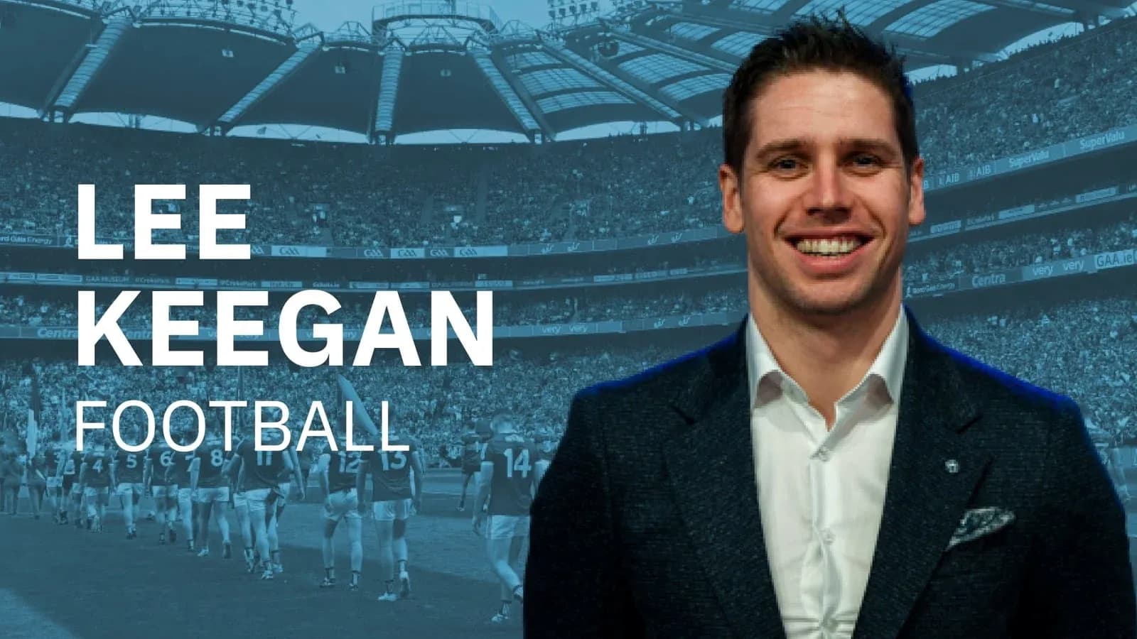 Lee Keegan posant devant un stade de football
