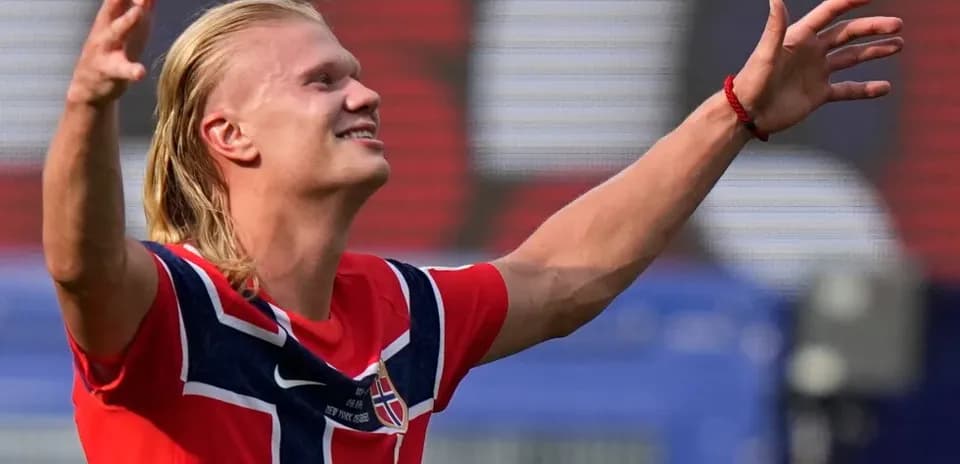 Joueur de football célébrant avec les bras levés