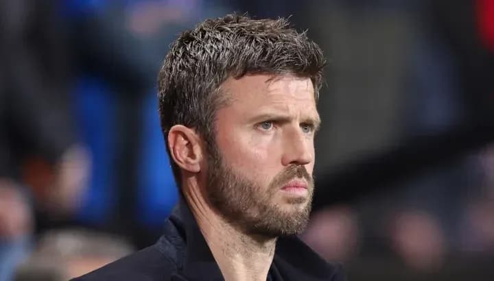 Homme en costume observant le match depuis le banc