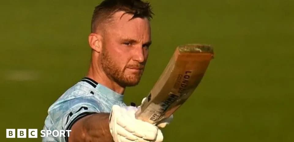 Joueur de cricket levant sa batte sur le terrain