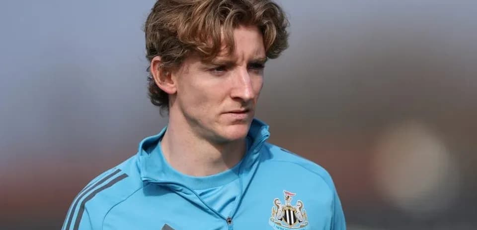 Joueur de Newcastle en tenue d'entraînement sur le terrain