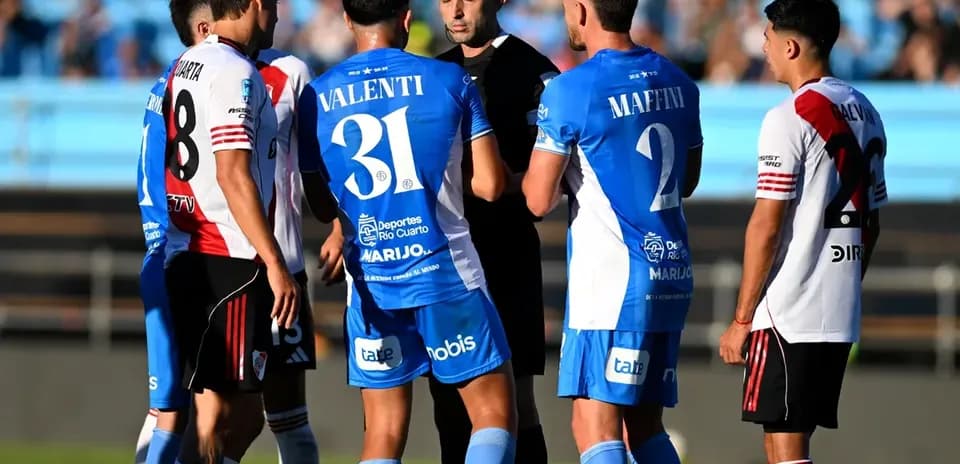 Joueurs de River Plate et Estudiantes discutant avec l'arbitre
