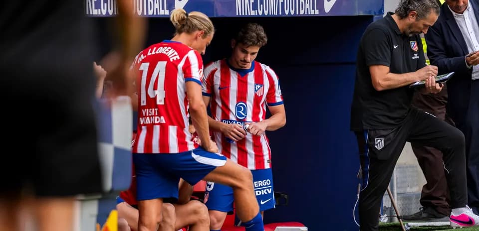 Joueurs d'Atlético de Madrid sur le banc de touche