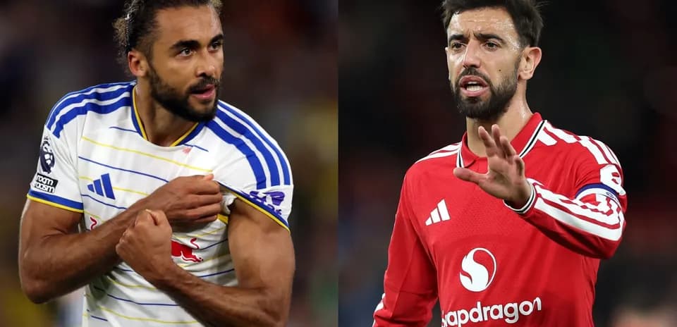 Joueurs montrant leurs maillots pendant un match