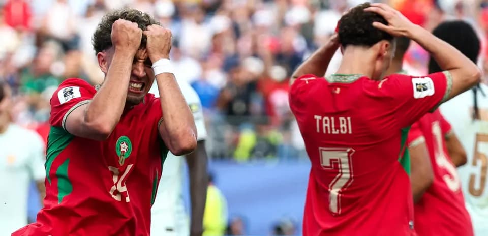 Joueurs marocains réagissant après une action ratée