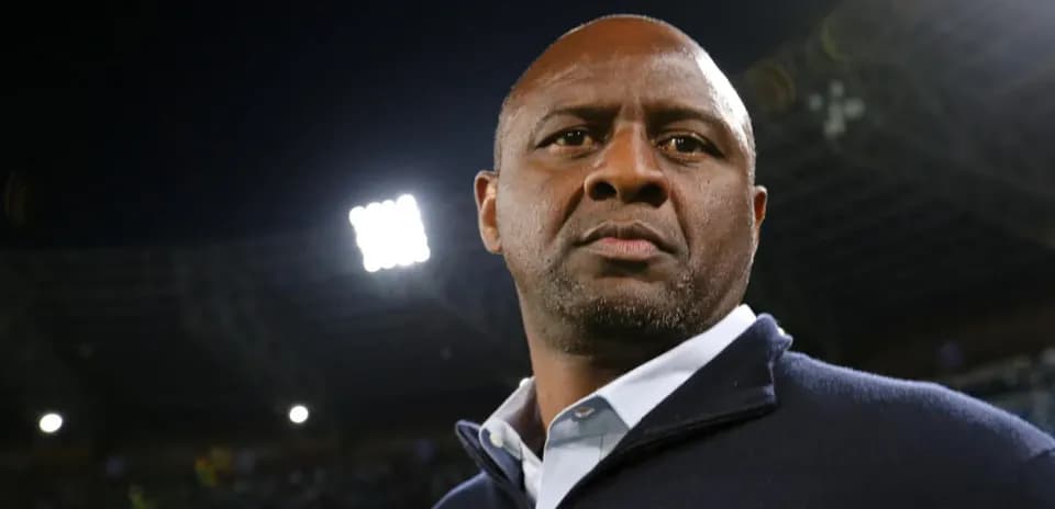 Entraîneur observant le match depuis la ligne de touche