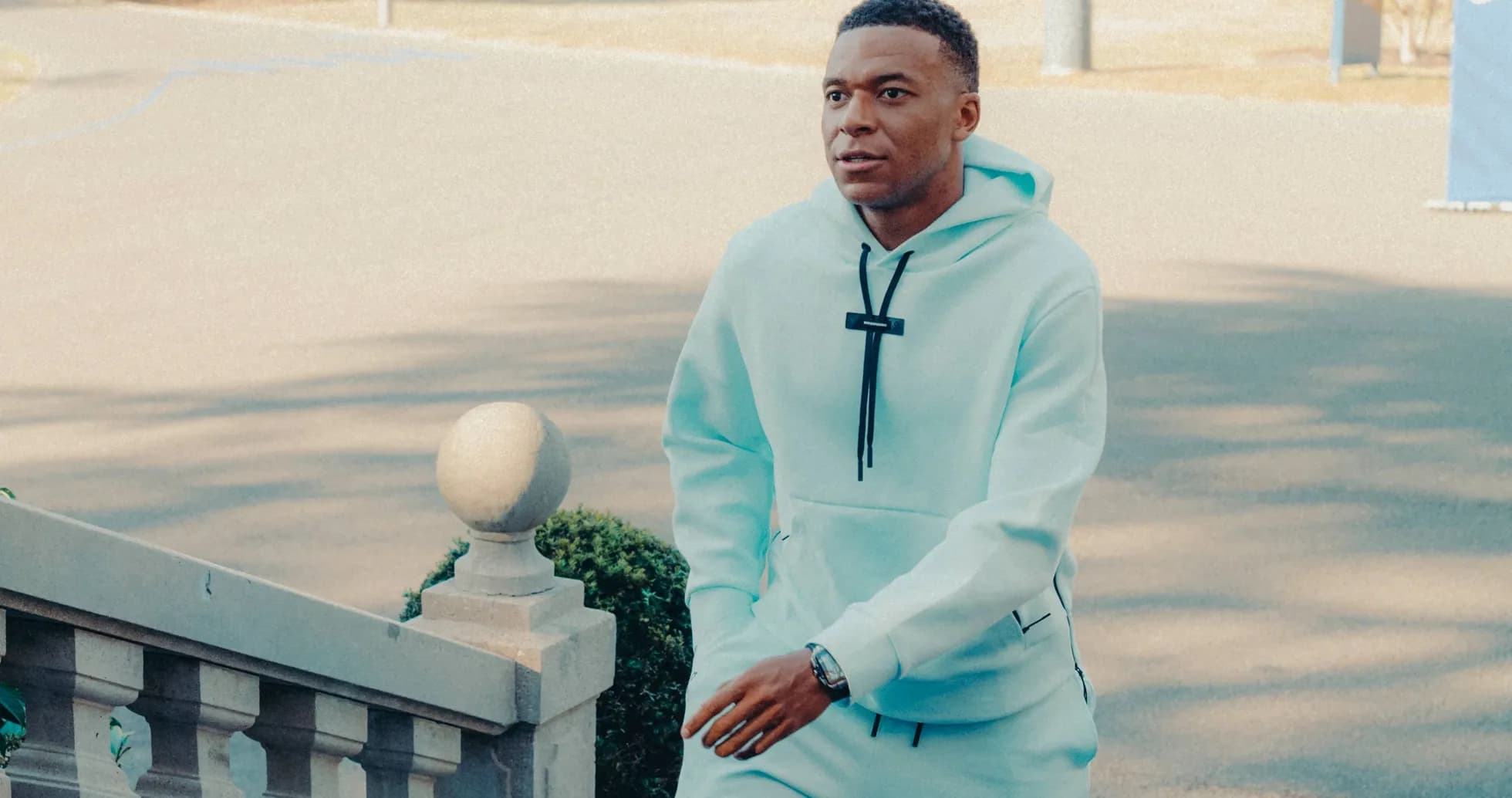 Joueur marchant en sweat à capuche bleu clair