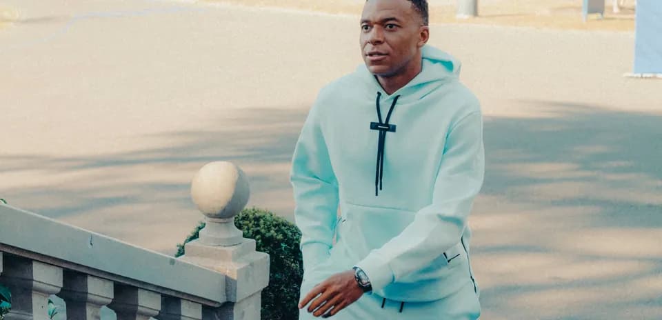Joueur marchant en sweat à capuche bleu clair