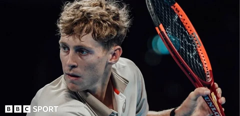 Joueur de tennis prêt à frapper la balle