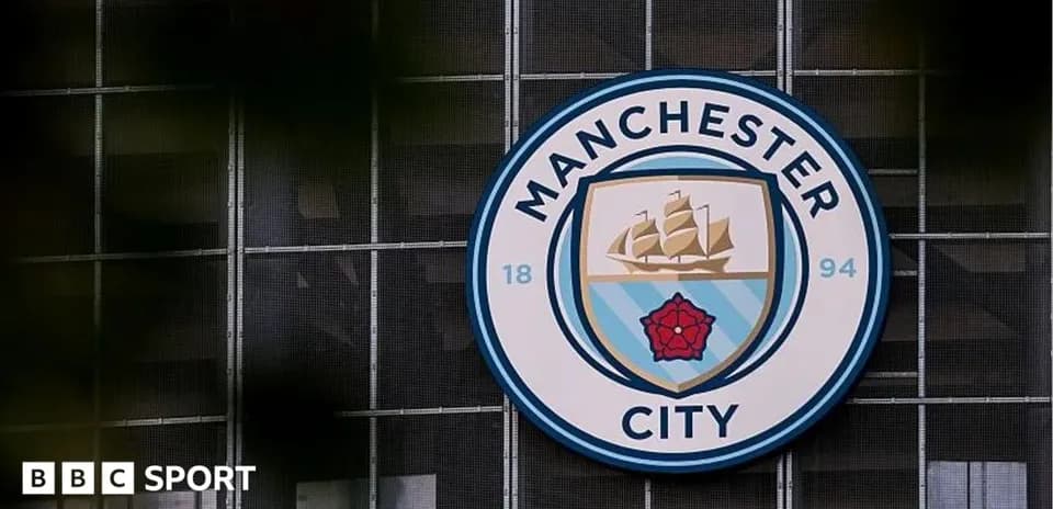 Logo de Manchester City sur un bâtiment
