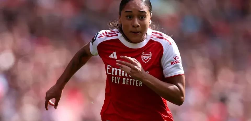 Joueuse d'Arsenal courant sur le terrain