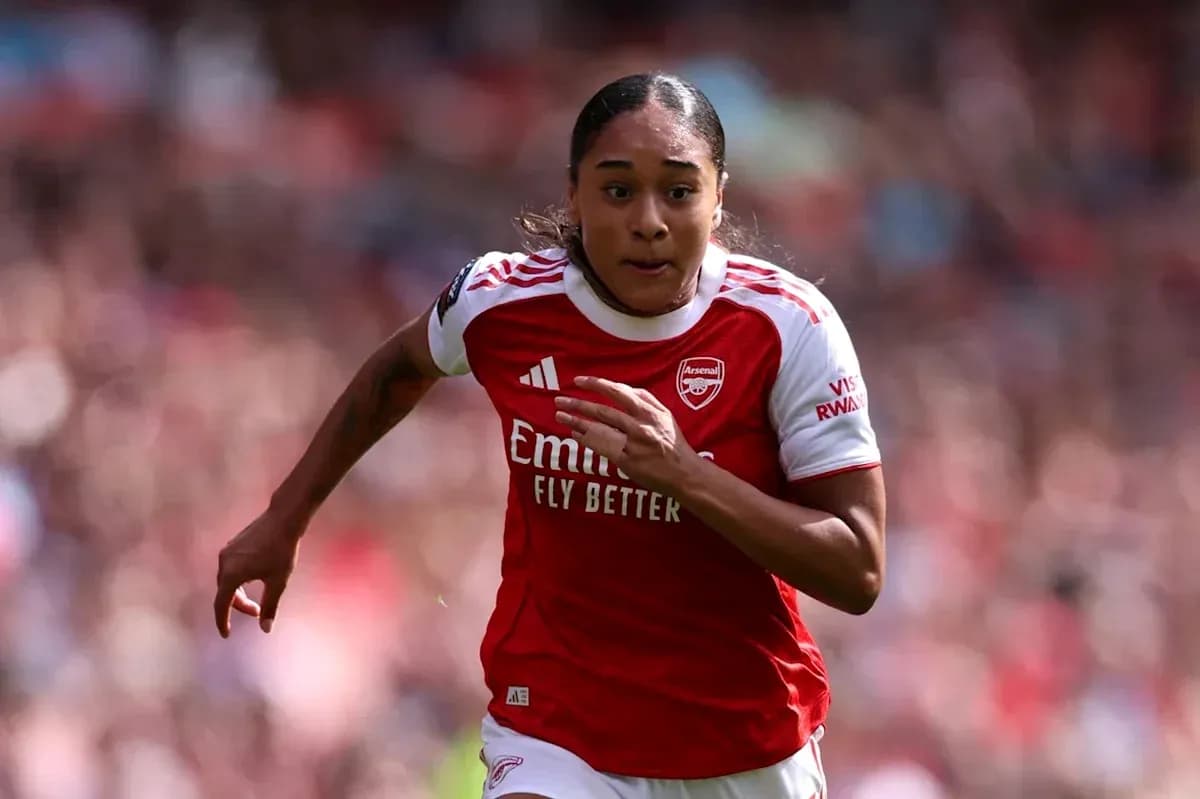 Joueuse d'Arsenal courant sur le terrain