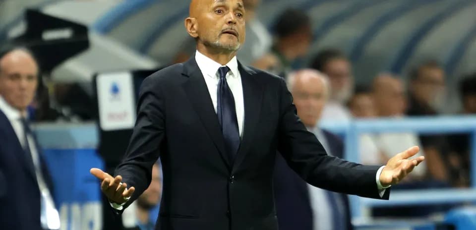 Entraîneur gesticulant sur le banc pendant le match