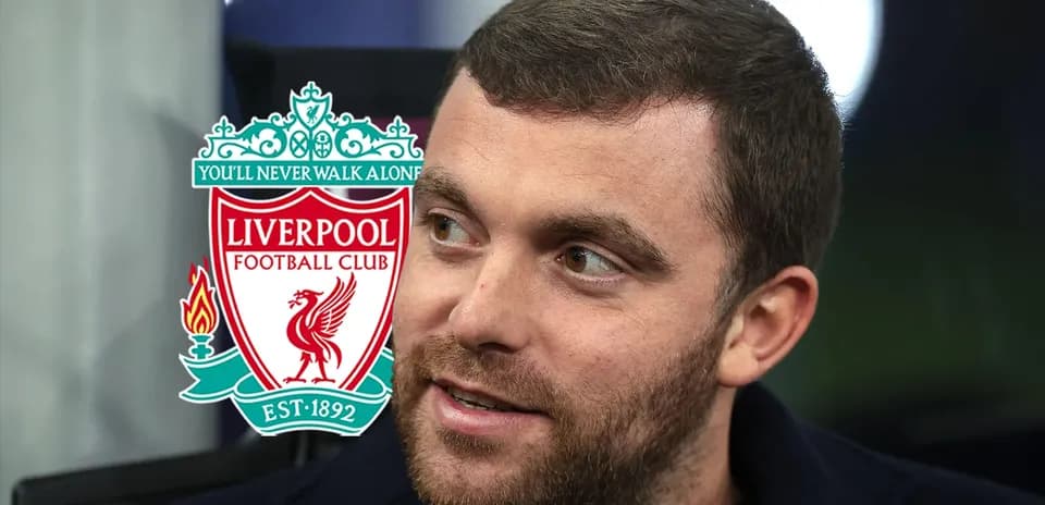 Homme parlant avec le logo de Liverpool en arrière-plan