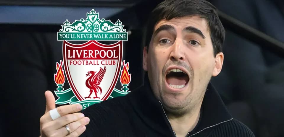 Entraîneur donnant des instructions avec logo Liverpool en arrière-plan