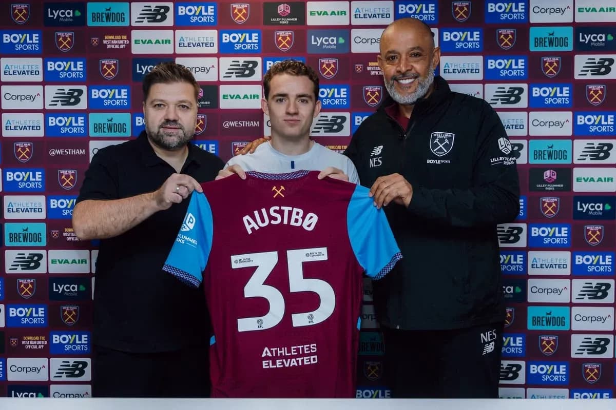 Joueur tenant un maillot avec des entraîneurs à la signature