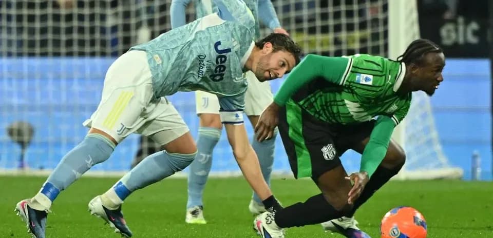 Deux joueurs en compétition pour le ballon