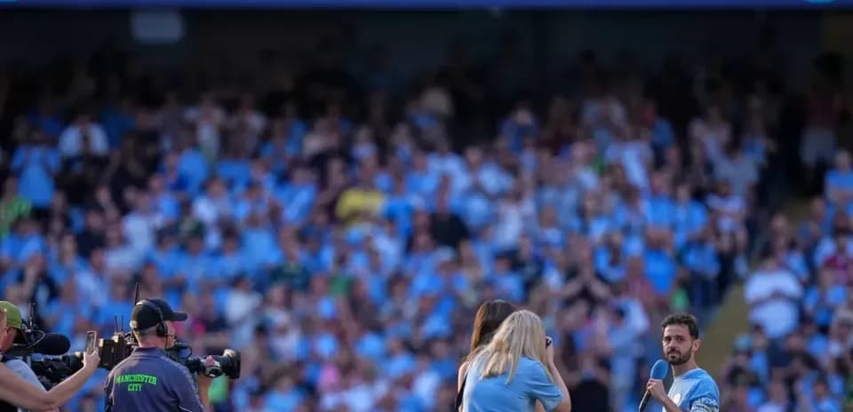 Bernardo Silva s'exprimant devant des fans en tribune
