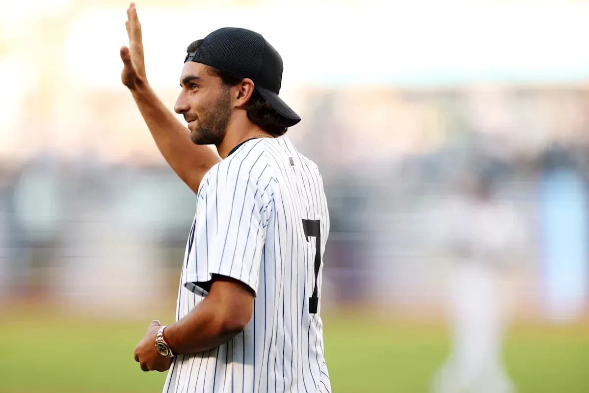 Homme saluant dans un maillot de baseball rayé