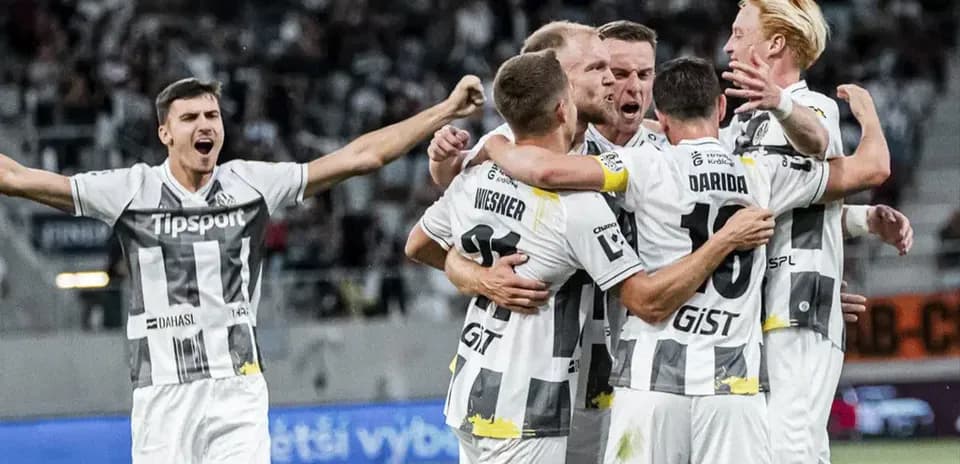 Joueurs de Hradec Králové célébrant un but