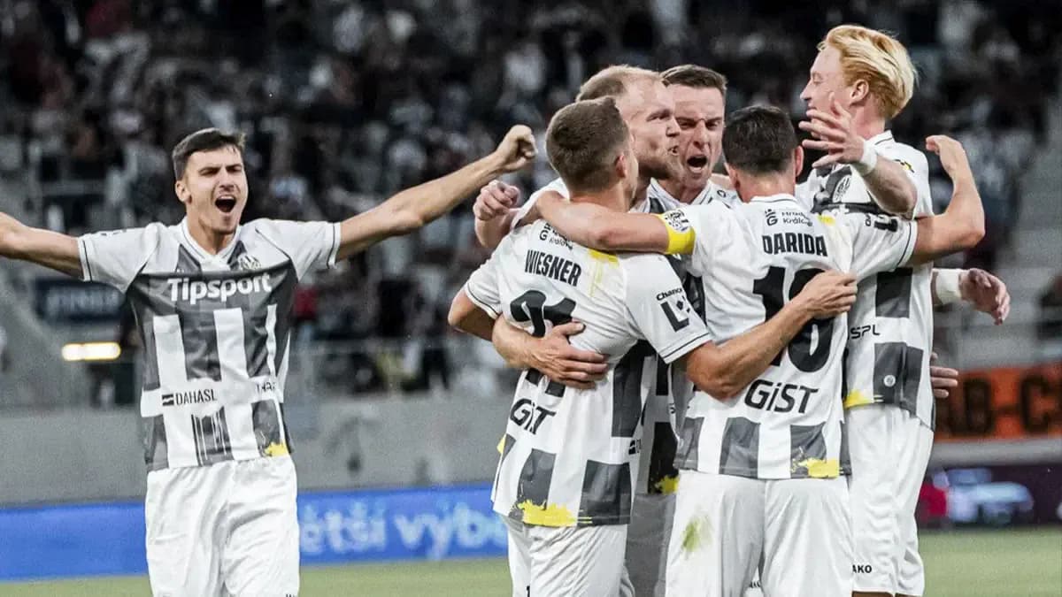 Joueurs de Hradec Králové célébrant un but