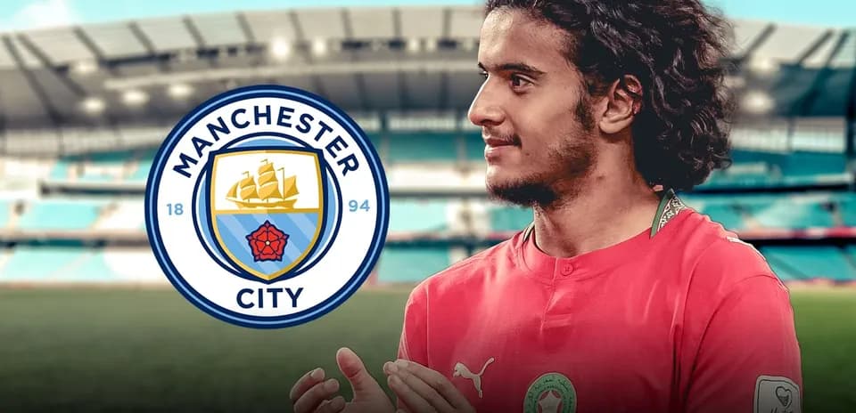 Joueur de Manchester City avec le logo du club