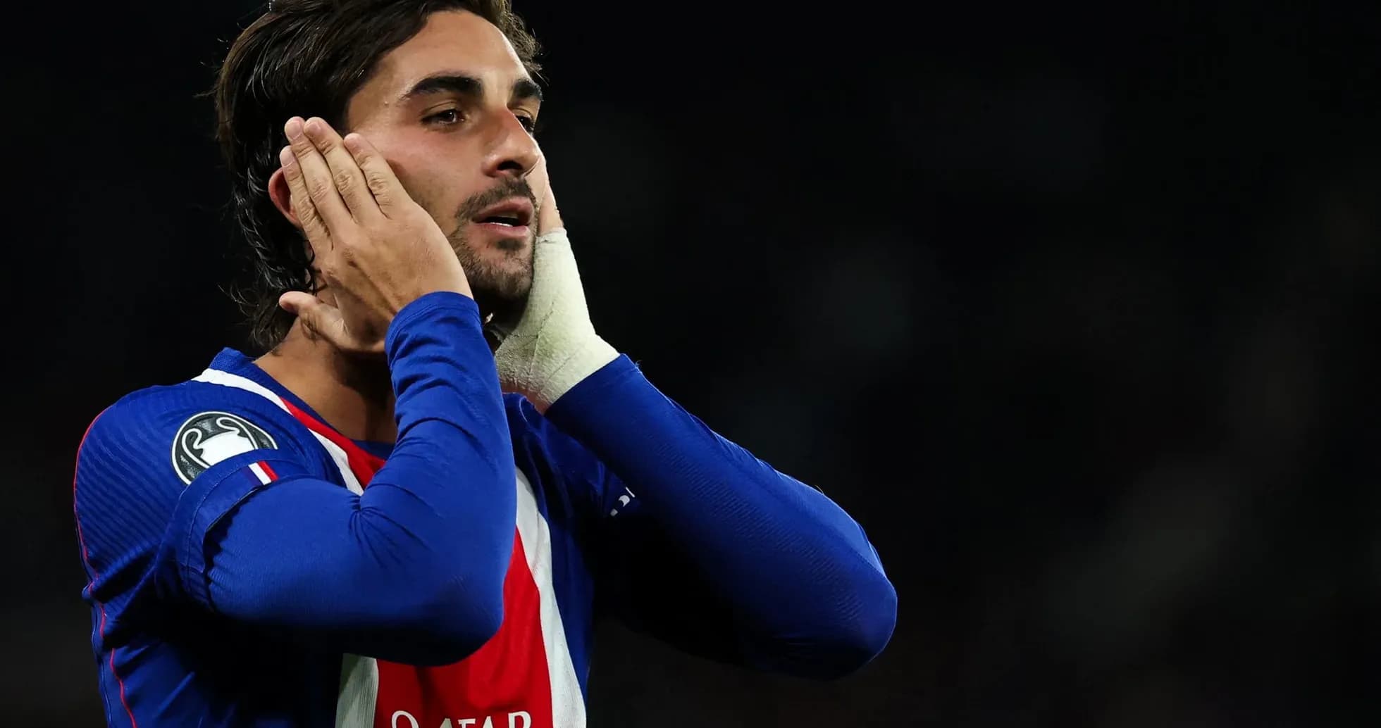 Joueur touchant son visage après une action de jeu