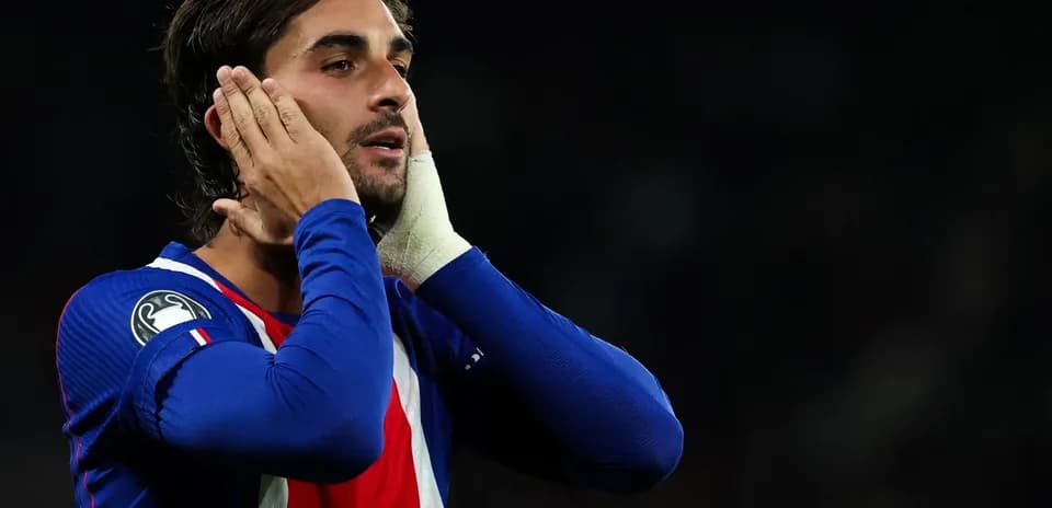 Joueur touchant son visage après une action de jeu