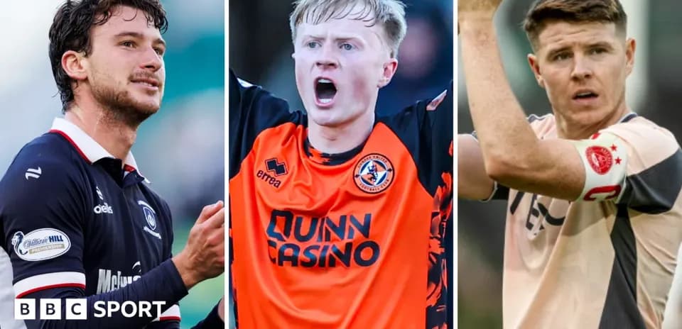 Trois joueurs de football en action sur le terrain