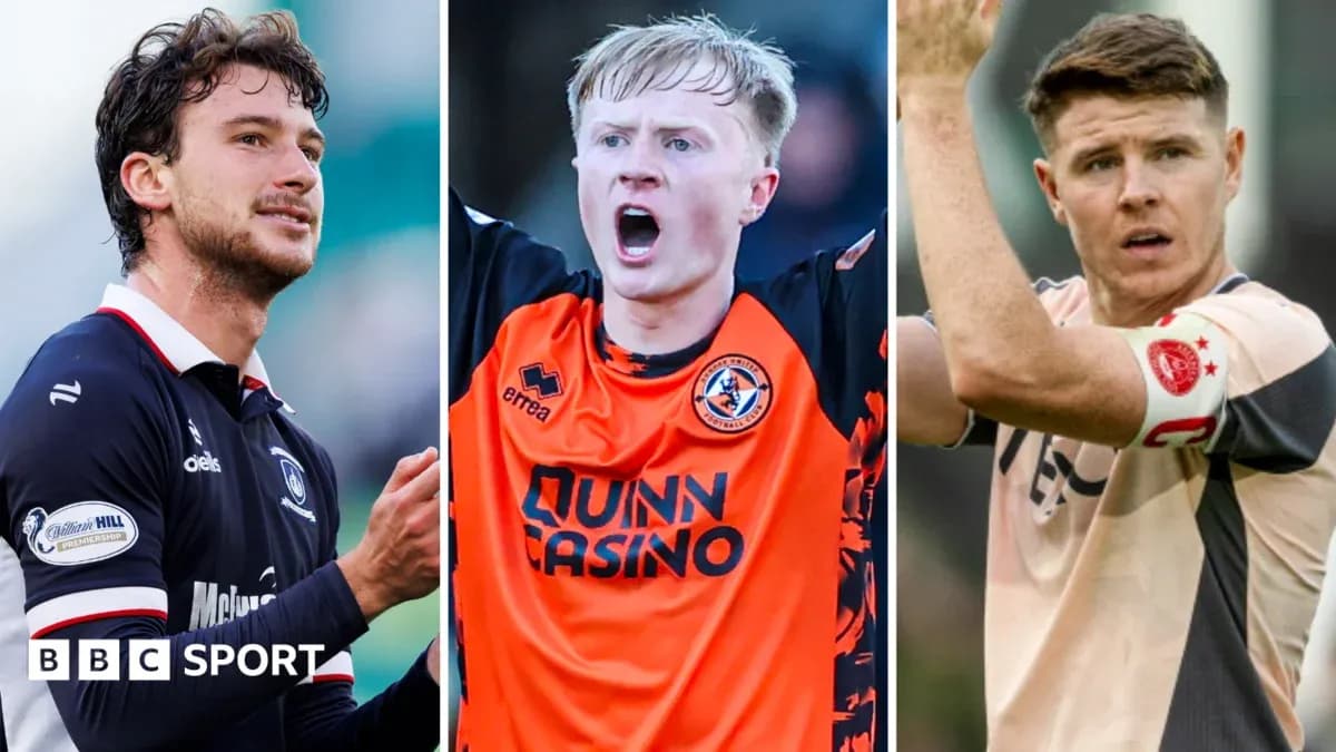 Trois joueurs de football en action sur le terrain