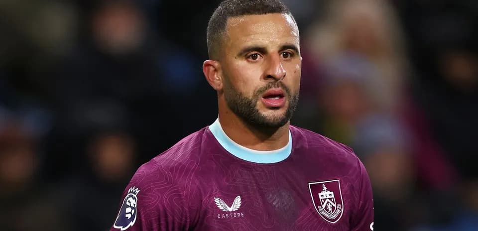 Joueur de Burnley en maillot violet sur le terrain