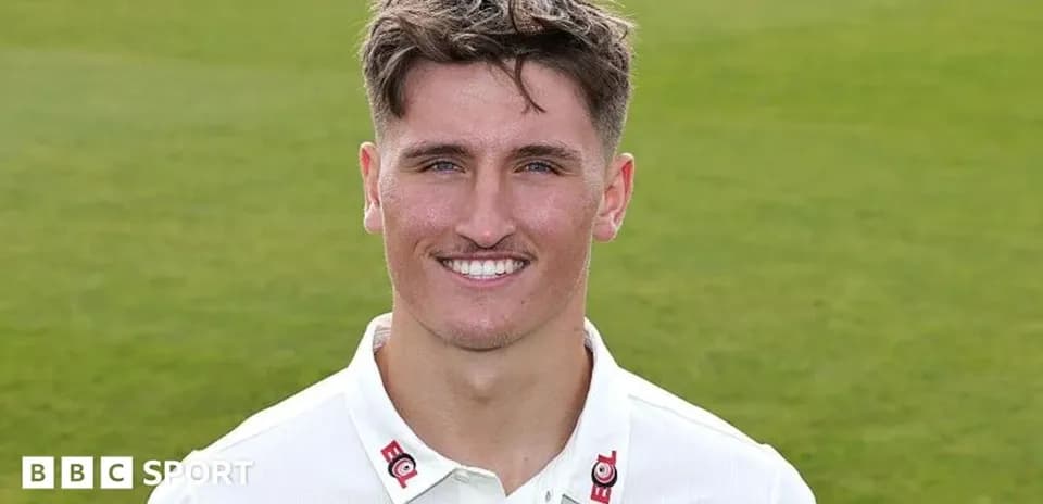 Joueur de cricket souriant sur le terrain
