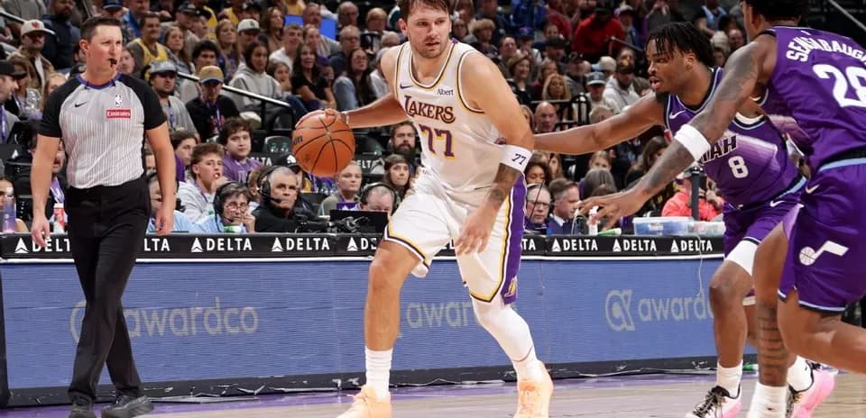 Joueur des Lakers dribblant le ballon sous pression