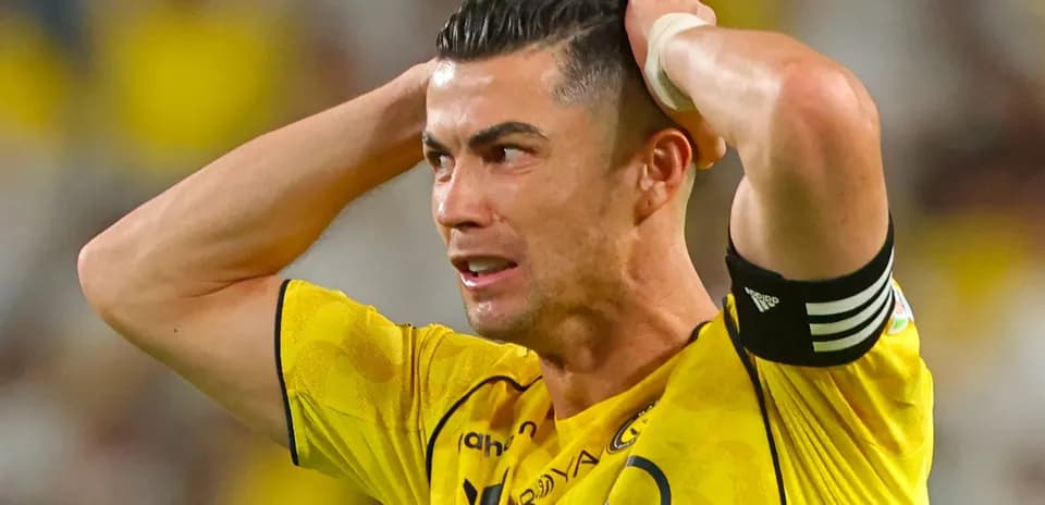 Joueur en maillot jaune se tenant la tête