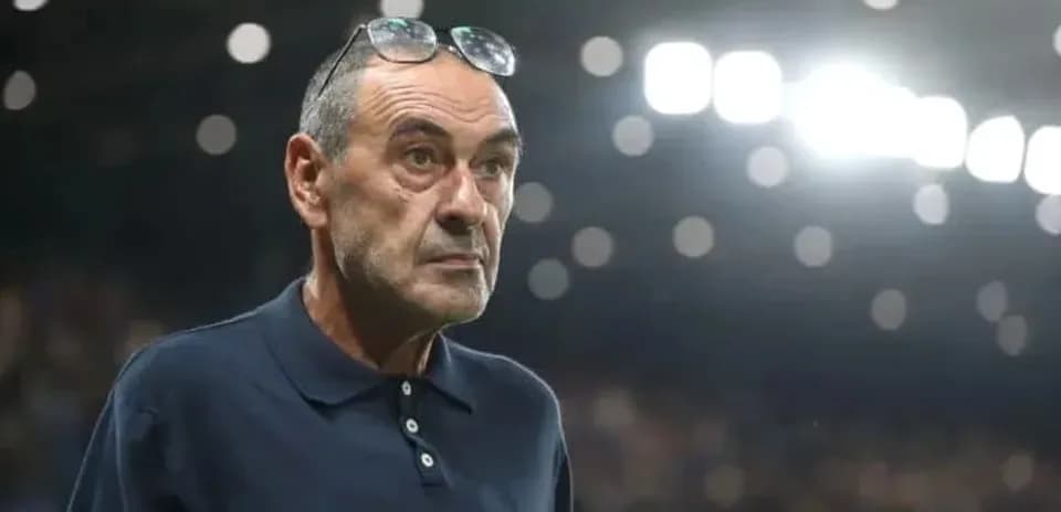 Entraîneur observant le match depuis le bord du terrain