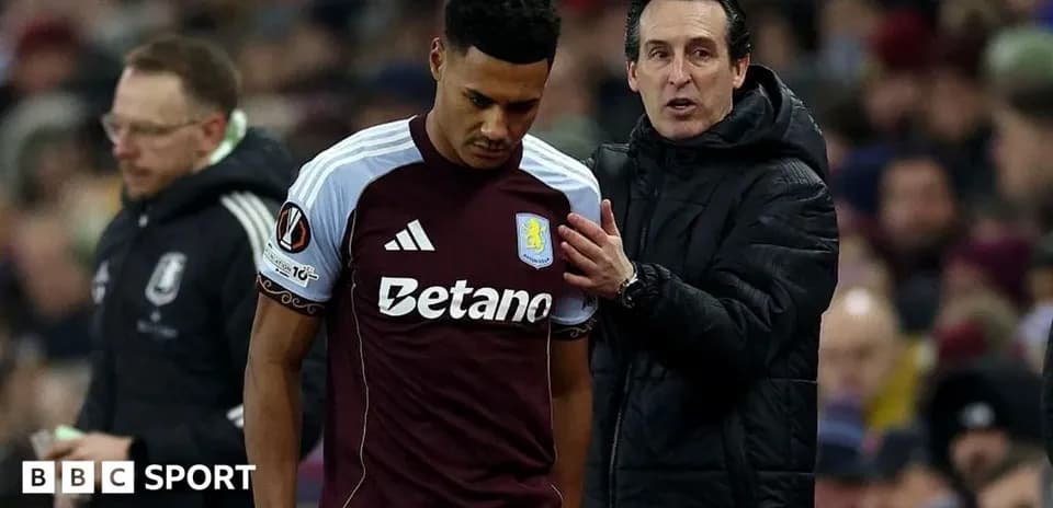 Entraîneur discutant avec un joueur sur le terrain