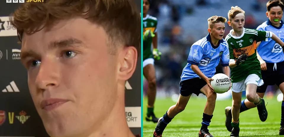 Jeune joueur portant un maillot bleu avec un ballon