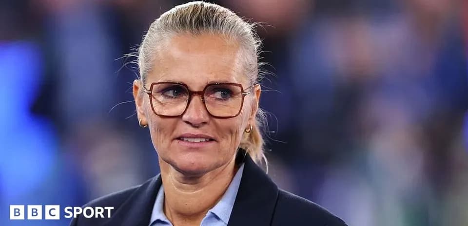 Femme avec des lunettes lors d'un événement sportif