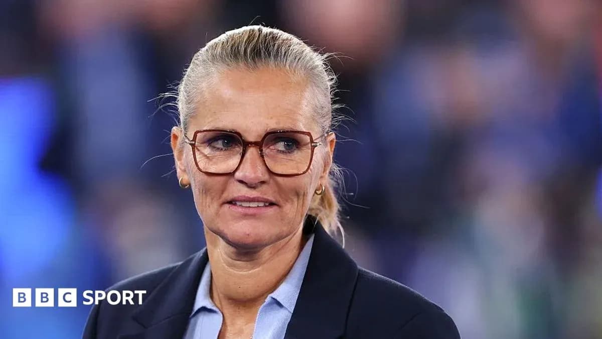 Femme avec des lunettes lors d'un événement sportif