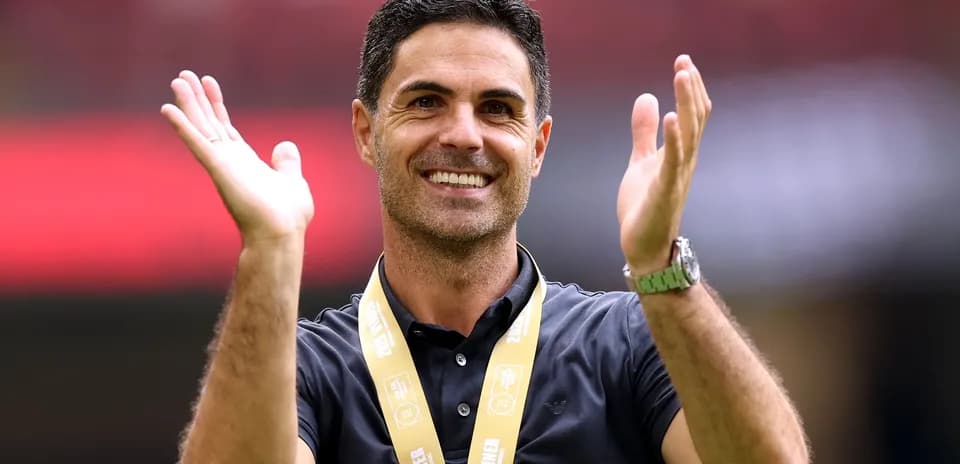 Entraîneur applaudissant avec médaille autour du cou