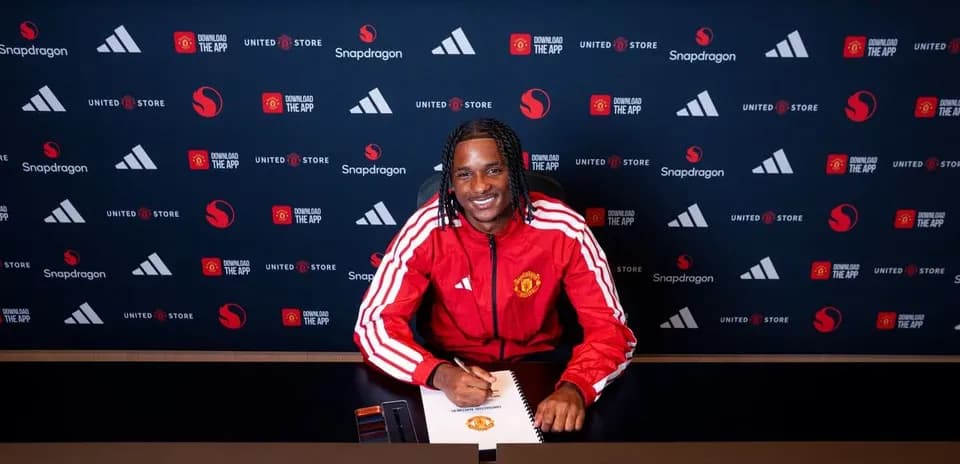 Joueur signant un contrat avec Manchester United