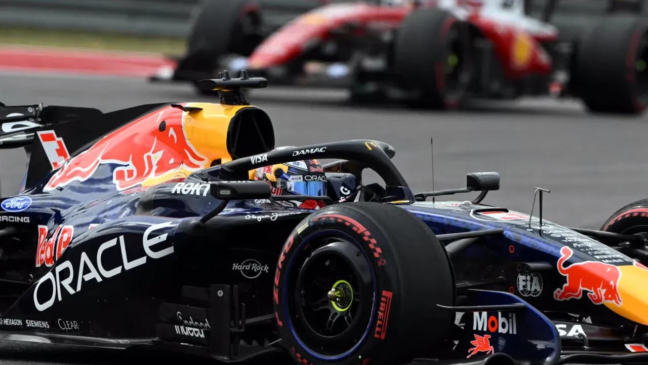 Voiture Red Bull Racing en course avec Ferrari en arrière-plan
