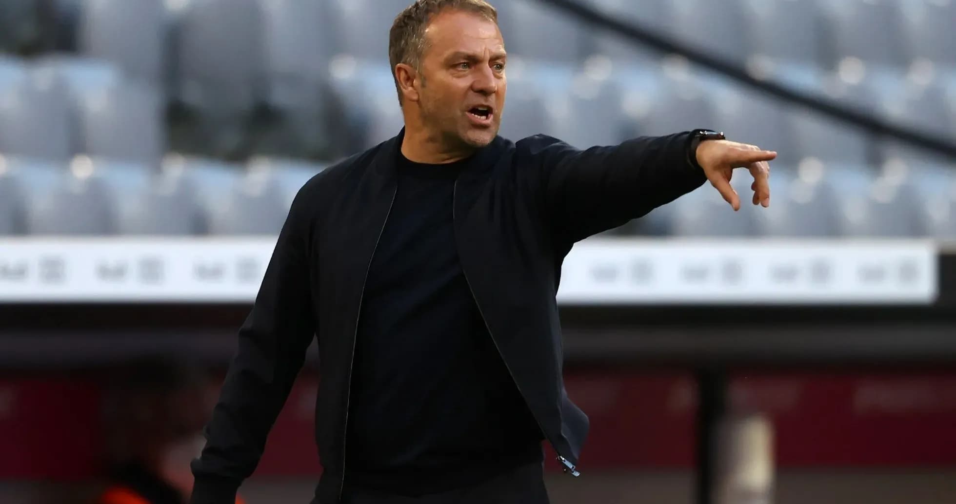 Entraîneur donnant des instructions sur le terrain