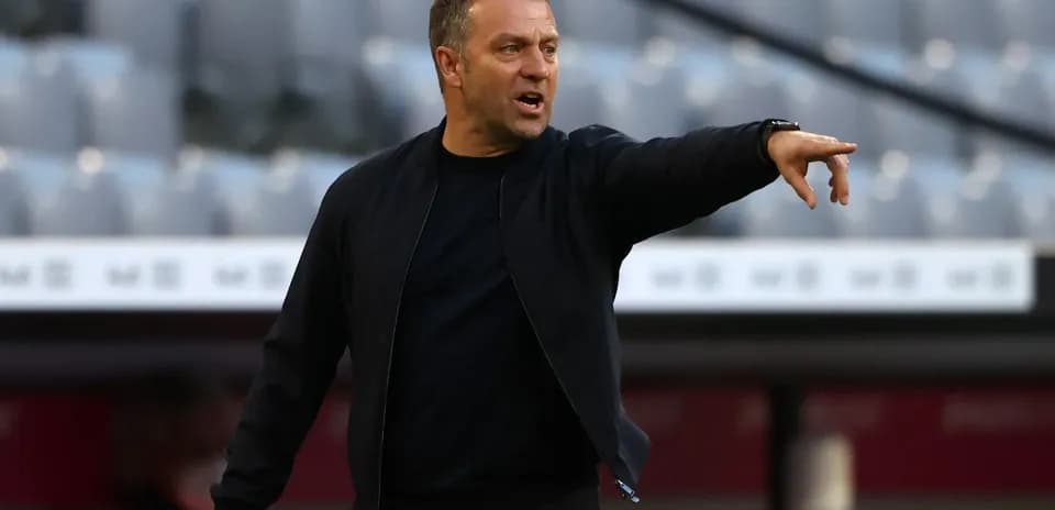 Entraîneur donnant des instructions sur le terrain